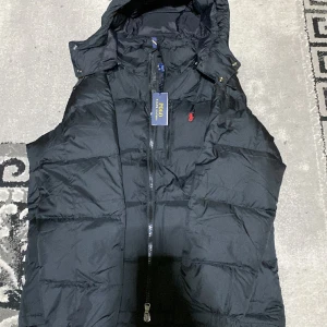 Polo Ralph Lauren jacka - Hej! Säljer nu min polo jacka som jag haft i ungefär 1 vecka i princip helt ny och är för stor på mig, den är varm,skön och snygg.