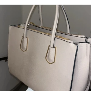 Väska - Beige/ljus gammelrosa/lila väska 🤍