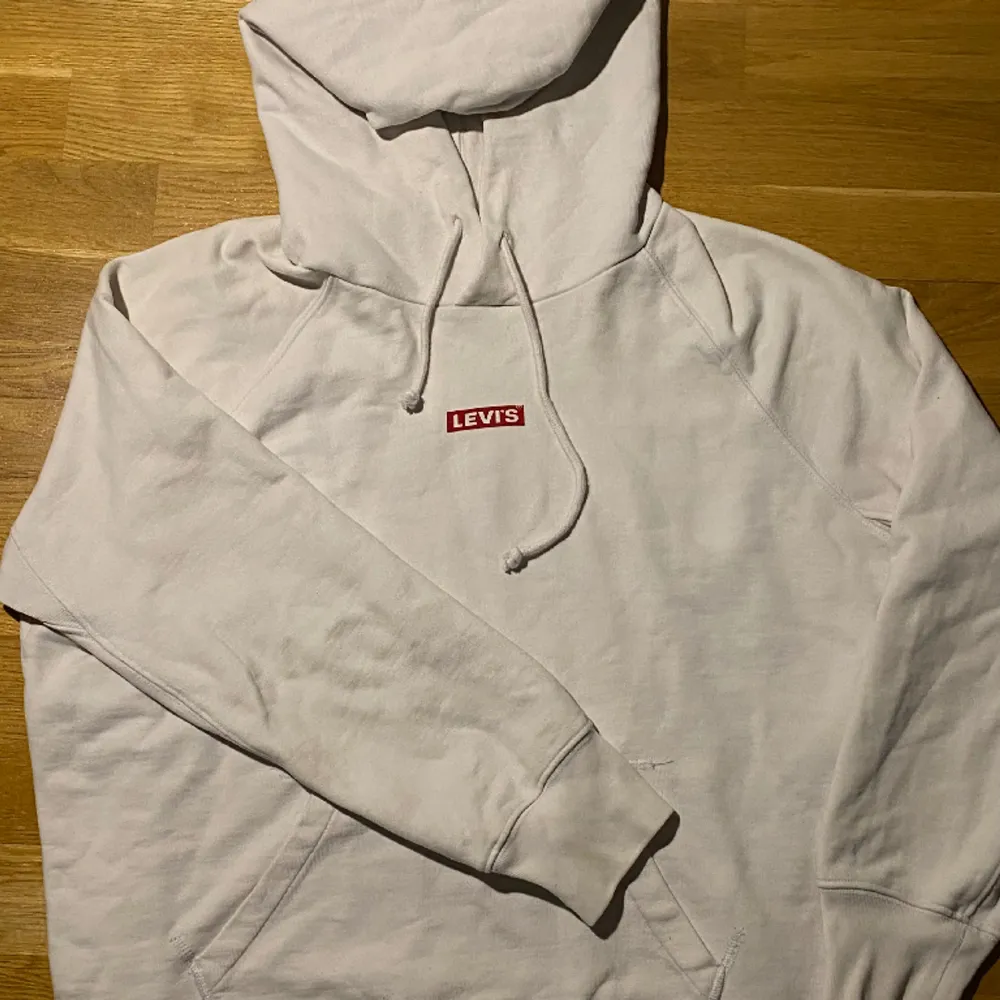 Säljer denna Levi’s hoodie pga ingen användning. Den är i topp skick men har en liten fläck på ena ärmen. . Hoodies.