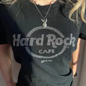 Jättefin t-shirt från Hard rock café i Miami 💟 Tryck i fina stenar 💟 För referens är jag 163cm lång 💟