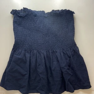 Topp - En strapless topp i mörkblå. Har klippt bort banden. I storlek xs💕