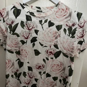 T-shirt  - Ros-mönstrad gammalrosa T-shirt från carlings i str xs:)