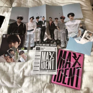 Skz limited edition album  - Jag säljer mitt skz album då jag inte lyssnar på kpop längre. Allt finns med förutom klistermärken på Hyunjin. Man får med totalt 4 Photocards, en stor poster och en liten mindre. Cd-skiva, lyric paper och ett kuvert som du kan se på bilden. 