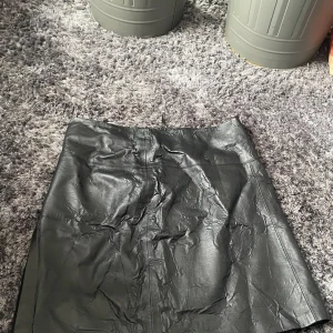 Skinnkjol - Ok skick priset är absolut diskuterbart och har du några funderingar så tvecka inte på att höra av dig🥰