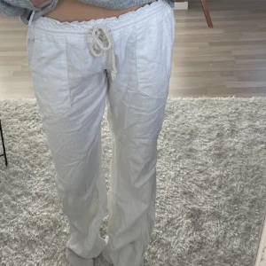Roxy linnebyxor  - Linnebyxor ROXY. Köpta på Plick och stpr ingen storlek, men skulle gissa M. Passar mig som vanligtvis har S/M.