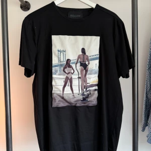 Limitato t-shirt  - Snygg T-shirt från Limitato, limiterad design som alla deras kläder! Mycket bra skick och sparsamt använd!  Skriv för fler bilder  Pris går att förhandla