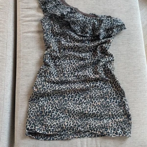 Leopard klänning - Jättefin leopard klänning som är från kira, den är i väldigt fint skick och jag själv har aldrig använt den🛍️💖 köpt här på plick för 500kr💖 priset går att diskuteras!!