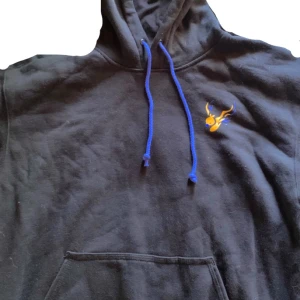 Quackitymerch hoodie - Quackitymerch i bra skick, jättemysigt material o Inge defekter