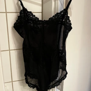 Body Intimissimi - Säljer denna jättesnygga bodyn från Intimissimi i storlek S! Ingår i pretty flower serien 🫶🏼 jättesnygg att styla tillsammans med ett par jeans och snygga smycken! Aldrig använd