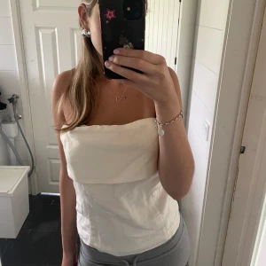 Tubtopp i linne - Säljer denna jätte fina tubtopp i linnematerial från H&M just för den var förstor på mig😊