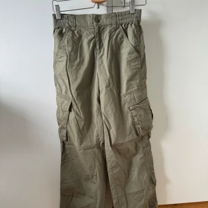 Hm cargo pants - Populära Carro pants från hm i grön