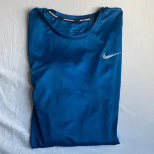 Långärmad träningströja från Nike. 