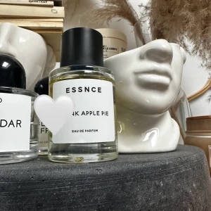 Parfym från Essnce  - Köpt i julas men inte hunnit använda, mysig varm doft av äpple. 50ML, ca 90% kvarstående mängd.