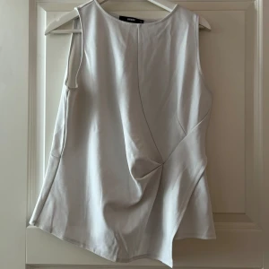 Topp från BikBok - En fin Vit topp från BikBok, använd 1 gång. 