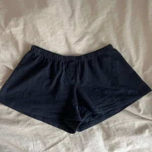 Shorts - Lågmidjade mörkblåa shorts, aldrig använda bara provade☁️🤍