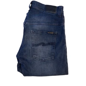 Nudie jeans  - Säljer ett par Nudie jeans slim fit i modellen ”Thin finn” | Storlek 31/34 på tagg men sitter mer som 30/32 | Bra skick, sparsamt använda och inga defekter | Nypris: 1600kr, Vårt pris: 549kr | Svarar gärna på frågor eller funderingar 