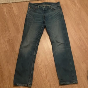 Jeans weekday - Säljer mina as feta weekday jeans🔥Ny pris: 650. Bara använt de en gång då de va för stora. 32/32 skick10/10 