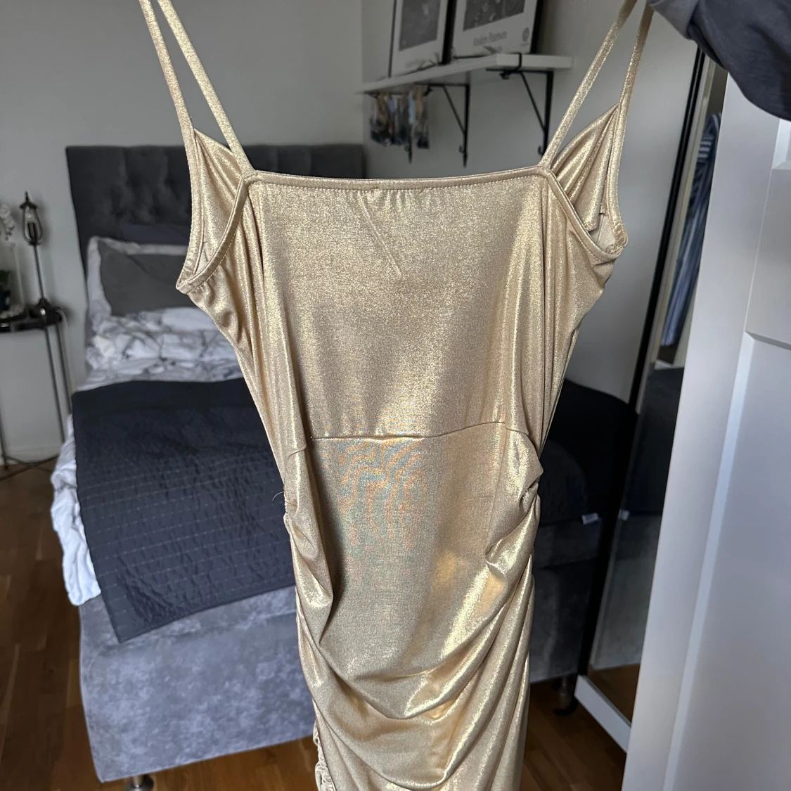 Guldig miniklänning  - 91