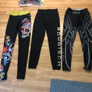 Tränings tights - Dödskalle: 30kr, Storlek: M Svart: 20kr, Storlek: S Gråa: 20kr, Storlek: S Tillsammans: 60kr Används aldrig för jag gillar inte tights. Bra för gym och träning