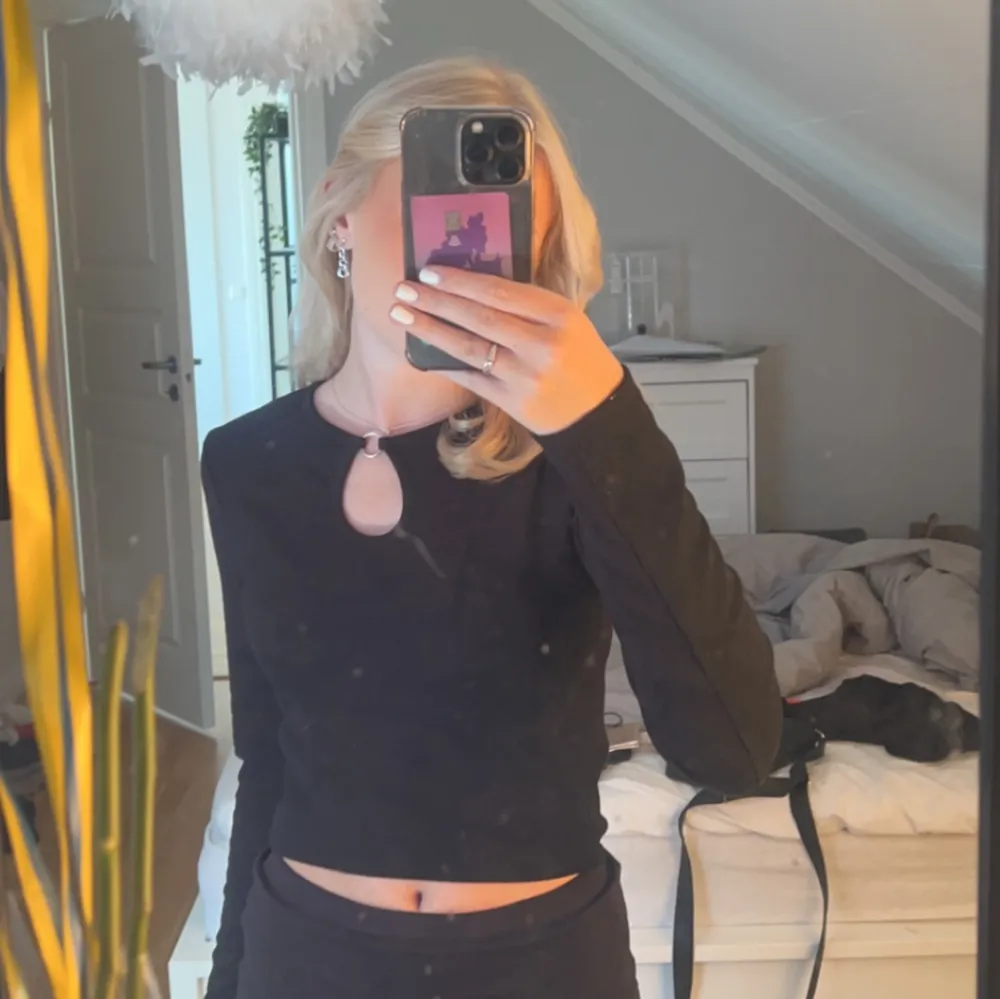 Svart topp med guld detalj, inga defekter đ„°. Puserot.