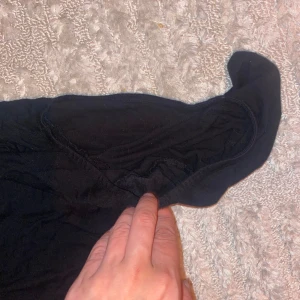 T-shirt med öppna axlar - T-shirt med öppna axlar