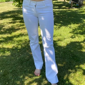 Vita bootcut 7 for all mankind jeans - Fina low-waist jeans. Waist: 27” (84 cm i midjemått), längd: 32” (78 cm i Innerbensläng)