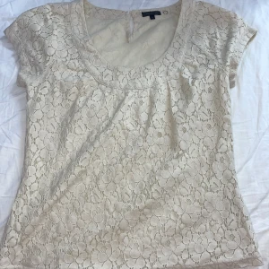 Mönstrad blus - Mönstrad uringad beige blus från Stockh Lm! Bra skick förutom en knapp som gått av bak vid spännet i nacken där jag har sytt ihop kanterna.