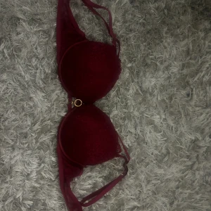 Vinröd bh - En fin vinröd bh från new yorker. Aldrig använd, Skeiv för fler frågor ❤️