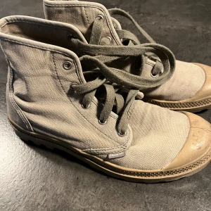 Palladium 39 - Mycket bra skick kaki stl 39