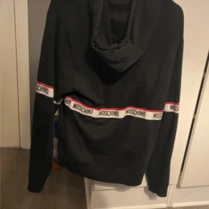 Moschino hoodie - Tjena säljer nu denna fina hoodie då jag impuls köpte den och aldrig använder den. Använd max  3-5 gånger så den är i bra skick. Storlek S men sitter mer som en M. Nypris ligger på ca 3100. Kvitto kan jag nog lösa om så önskas. 