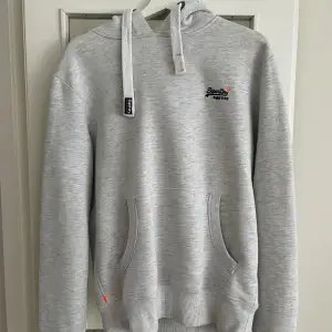 Grå hoodie från superdry i storlek M. Bra passform, inget slitage.