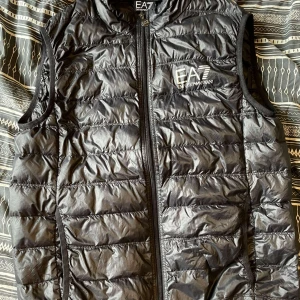 EA7 väst - Storlek L Liten i storlek så den kommer passa om du har S. Skicket är 8/10.