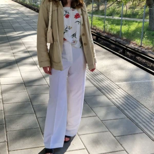 Kostymbyxor  - Snygga kostymbyxor från bikbok som är uppsydda efter mig, 163 cm. Säljer pga garderobrensning. Mycket sparsamt använda!