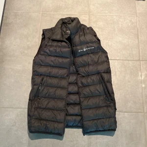 Sailracing väst - Säljer denna då den aldrig används🤍 skriv prisförslag! 