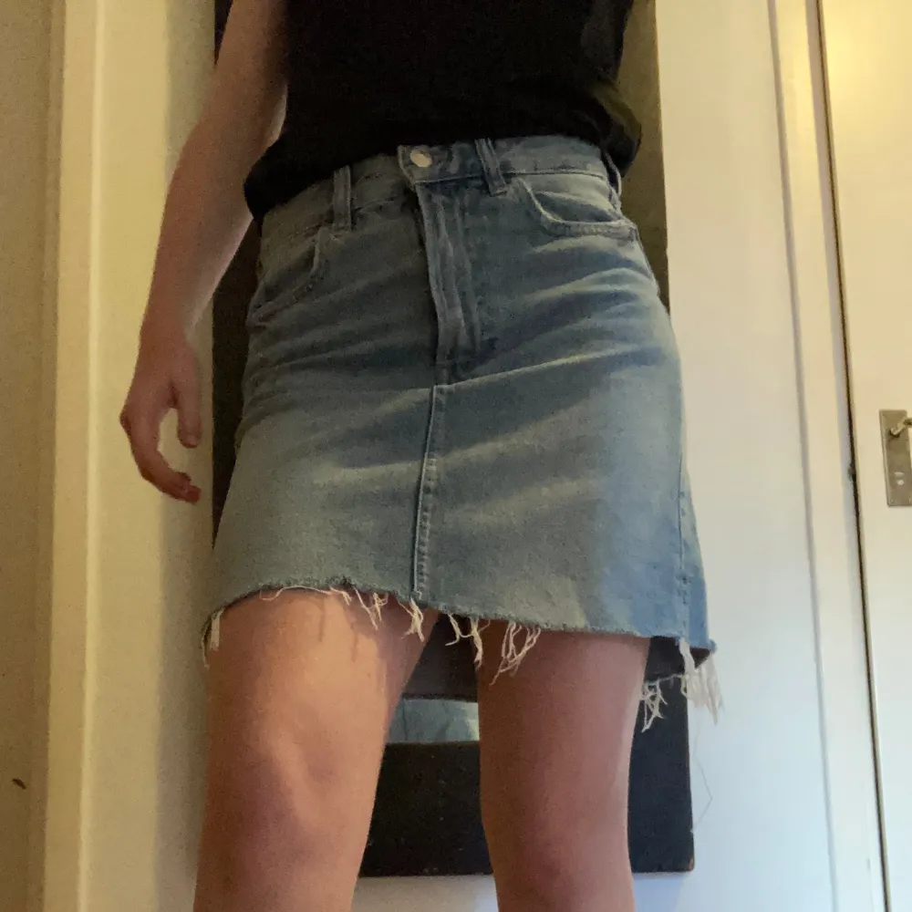 Jeanskjol i perfekt skick. Jag säljer eftersom den är lite för stor i midjan för mig. . Hameet.