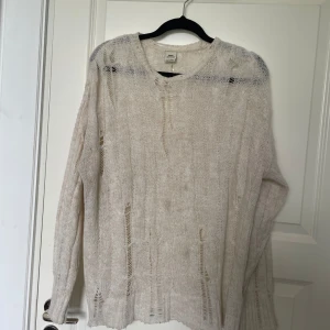 Stickad tröja - Supercool stickad distressed tröja från Urban outfiters. Knappt använd<3