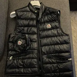 Mörkblå GUI väst  från Moncler, använd fåtal gånger och väl omhändertagen. Storlek i Moncler 2 och M i EU  Nypris 8.415:- säljes för 3.500:- Pris kan diskuteras 🤝🏼