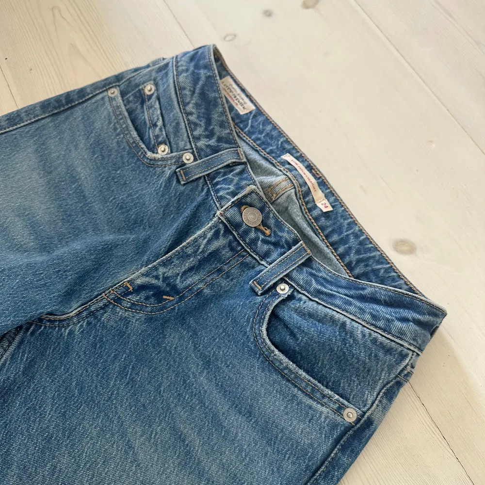 Använda low pitch straight levi’s jeans i storlek 24 💞. Jeans & Byxor.