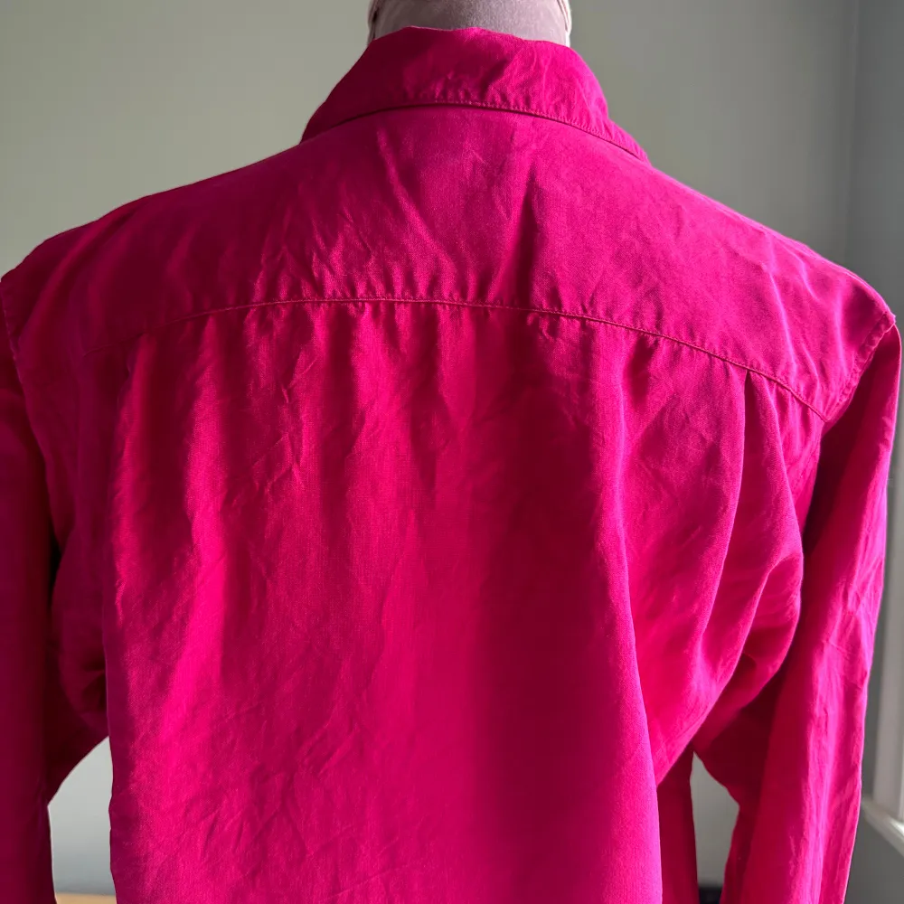 Beautiful pink shirt 100% silk  Lovely condition and so comfy for summer . Skjortor.