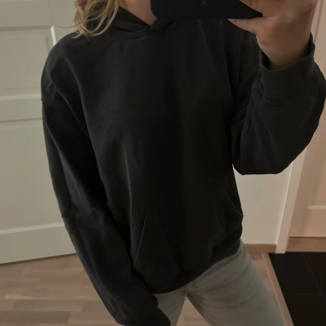 Grå hoodie 