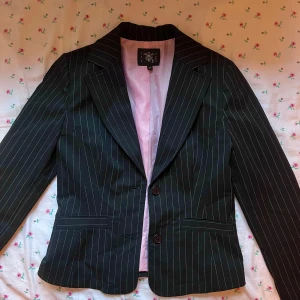 Kritstreck blazer  - Kritstreck kostym överdel med babyrosa inredning. Jättesnygg men kommer inte till användning. 