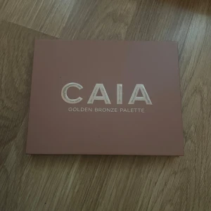 Caia ögonskuggspalett - Säljer då den inte används endast den ljusa skuggan Amore är använd fick i julklapp 