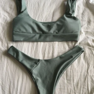 Bikini - En jättefin grön bikini. Den är helt oanvänd och är så himla fin. Storlek S men sitter som XS. Pris kan diskuteras 💞💞