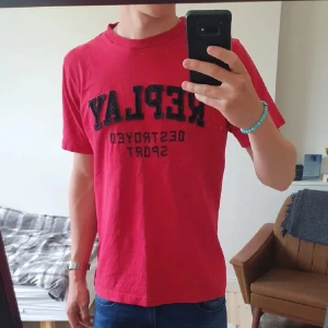 Replay tshirt - Säljer en riktigt snygg replay tshirt| storlek M| mycket bra skick| hör av dig vid frågor;)     (checka min profil för mer)