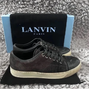  Lanvins skor  - Säljer ett par lanvins storlek 43 skick 7/10 priset ej hugget i sten box och dustbag ingår. 