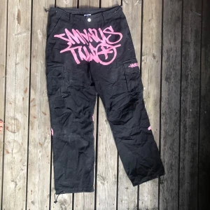 Äkta minustwo cargos 🎀💒🏩🎟️🌸👛👚 - DET NI SER ÄR KATTHÅR. äkta minustwo. Skriv för flera bilder / mått. Kvaliten är 9/10 om man bortser från dam o katt hår. Dem Har legat längst ned o garderob ett bra tag 👅