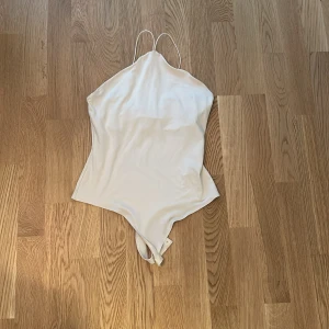 Body - Beige body från h&m, använd fåtal gånger. 