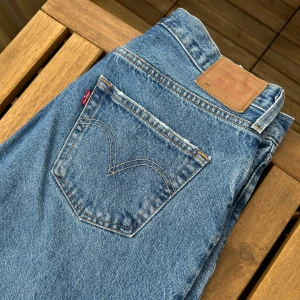 Levi’s Jeans 501 W30/L30 Blå - Mina favoritjeans söker nytt hem! Klassiska Levis 501 i blå tvätt (se första bilden i naturligt ljus) i storlek 30 i midja och 30 i längd. Varsamt använda och tvättade och i mycket gott skick! Ungefär 1 år gammla. 