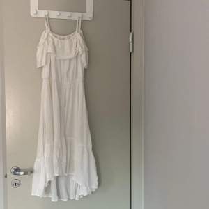 Jag säljer en klänning från Kappahl i storlek 146 den ser lite konstig ut på bilderna men tro mig den är finare på!💕