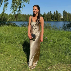 Balklänning - Så himla fin guldig balklänning! Köptes här på plick och jag har enbart använt den en gång. Enkel och fin i ryggen 🤩.